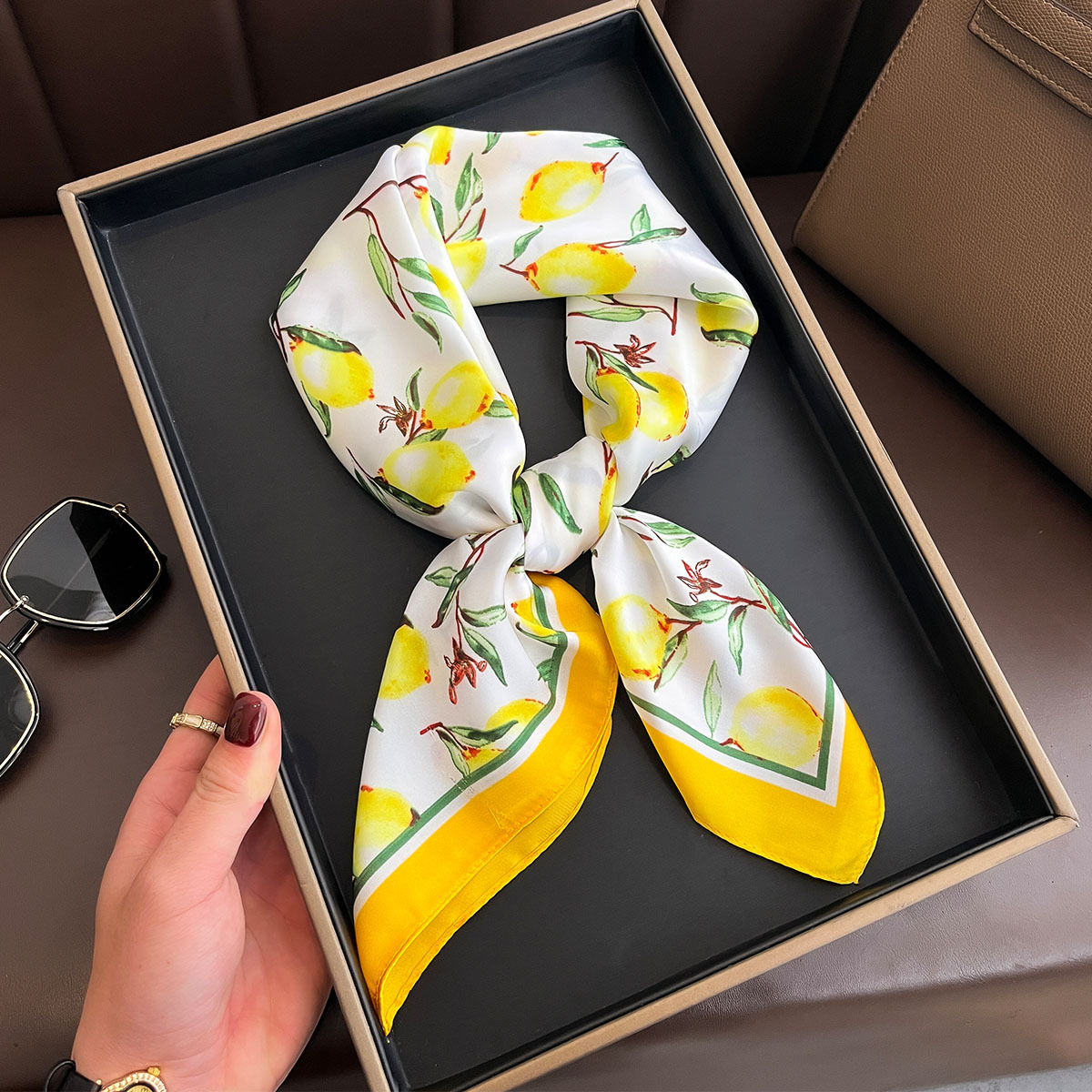 Luxury Yellow Lemon Print Squa - Luxury Bags Yellow reseña y precio