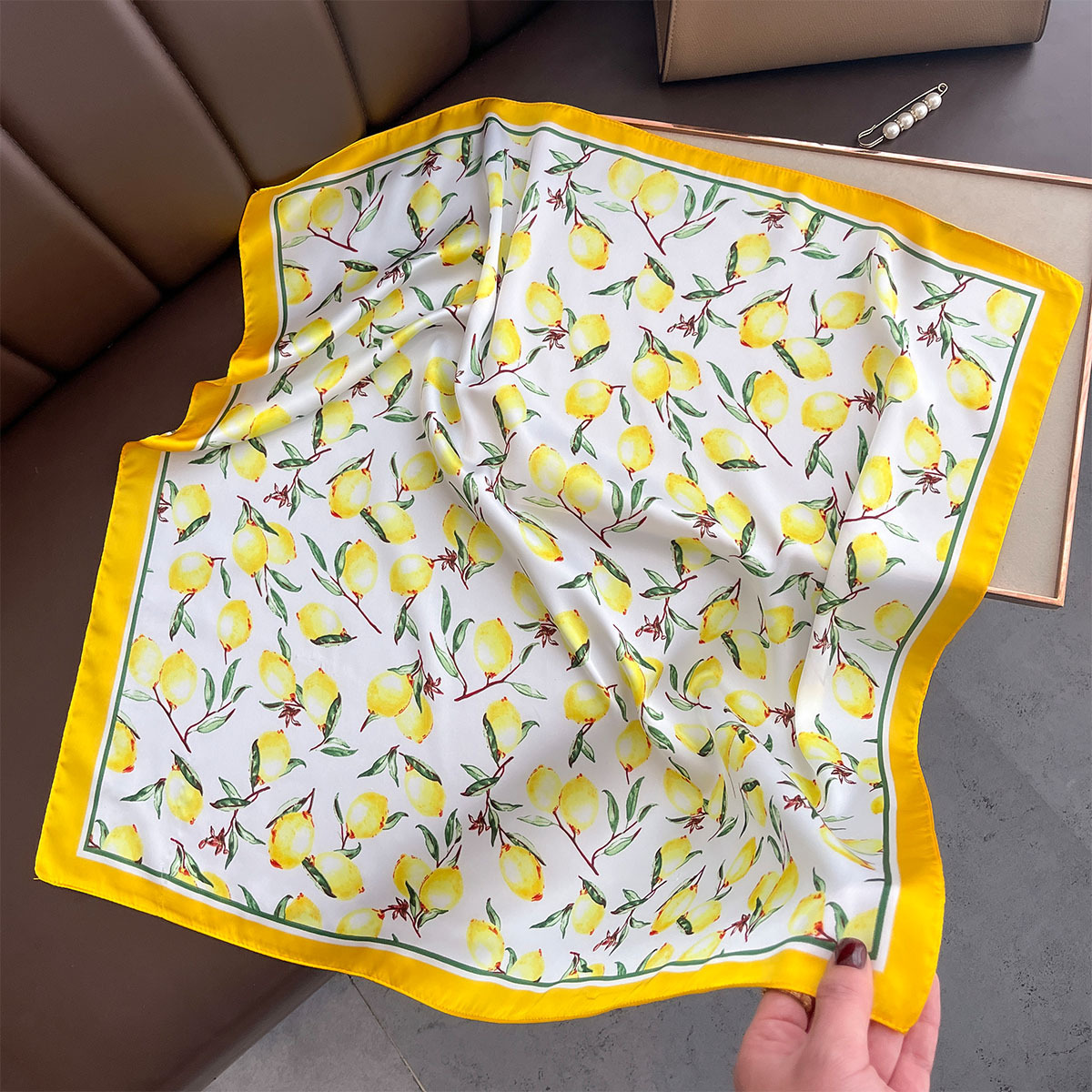 Luxury Yellow Lemon Print Squa - Luxury Bags Yellow reseña y precio